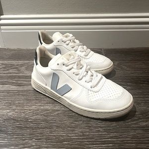 Veja v12 size 35 (US 5 unisex)